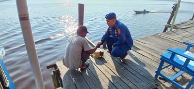 Ciptakan Lingkungan Bebas Sampah, Personel Ditpolairud Polda Kalteng Himbau Warga Pegatan Jaga Kebersihan Sungai