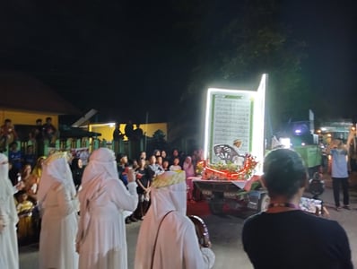Ribuan Warga Meriahkan Pawai Idul Adha di Sampit, Replika Alquran Raksasa Jadi Perhatian