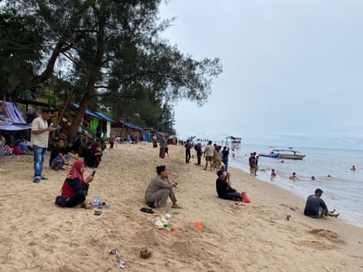 Pantai Ujung Pandaran Diserbu Wisatawan saat Libur Iduladha