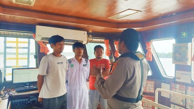 Ditpolairud Polda Kalteng Sosialisasikan Bahaya Narkoba kepada Awak Kapal di DAS Mentaya