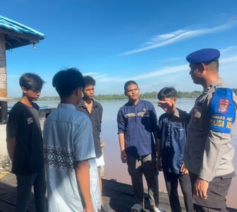 Wujudkan Keamanan Perairan, Polisi RW Ditpolairud Polda Kalteng Hadir di Tengah Warga