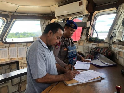 Patroli Rutin di Sungai Mentaya, Ditpolairud Periksa Surat-Surat dan Imbau Keselamatan ABK
