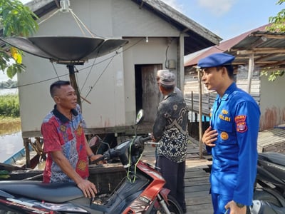 Sambangi Warga Desa Binaan, Ditpolairud Polda Kalteng Imbau Warga Jaga Kondusifitas