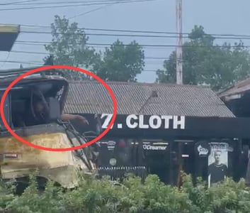 Diduga Rem Blong, Truk Bermuatan Rotan Seruduk Kendaraan di Depan, Sopir Terjepit