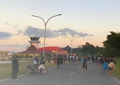 Petugas Keamanan Bandara Tertibkan Balap Liar, Pelaku Diedukasi Lewat Aksi Bersih-Bersih