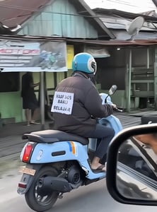 Viral! Pengendara Motor di Sampit Tempel Tulisan “Maaf Bos Baru Belajar”, Begini Komentar Warganet!