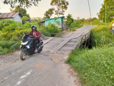 Darurat! Jembatan Kayu Walter Condrad Hulu Nyaris Ambruk