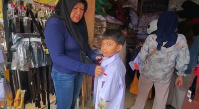 Tahun Ajaran Baru, Seragam Sekolah di Sampit Laris Manis