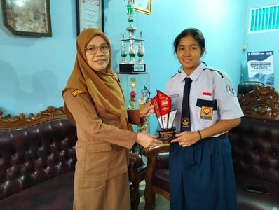 Prestasi Gemilang! Siswi SMPN 2 Sampit Boyong Emas Nasional Cabang Taekwondo