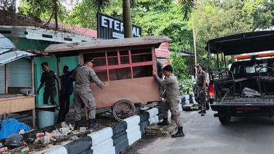 Imbauan Diabaikan, Satpol PP Kotim Angkut Gerobak PKL di Trotoar