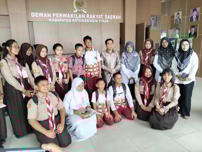 Rapat Paripurna DPRD Kotim Dihadiri Peserta MPLS SMP Negeri 1 Sampit 
