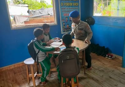Ditpolairud Polda Kalteng Ajak Pelajar Pesisir Kahayan Kuala Cintai Buku Lewat Pondok Baca