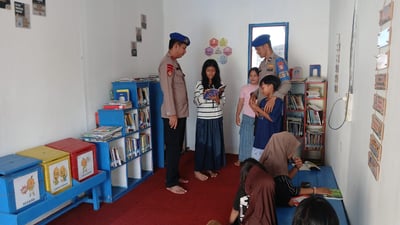 Personel Ditpolairud Polda Kalteng Ajak Anak-Anak Pesisir Belajar di Pondok Baca DAS Jelai