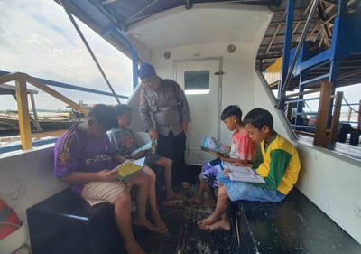 Kapal Melek Huruf KP XVIII-1006, Wujud Nyata Dukungan Ditpolairud Polda Kalteng untuk Pendidikan Anak di Bantaran Sungai Katingan