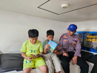 Kapal Melek Huruf Hadir di Palangkau Lama, Anak-Anak Pesisir Kapuas Antusias Membaca Buku