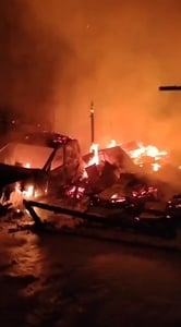 Breaking News! Kebakaran Hebat di Samuda Ludeskan Rumah, Gedung Walet, dan Sebuah Mobil