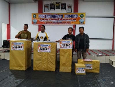 Warga Bawa Pulang Kulkas Usai Final Lomba Domino Baamang Barat