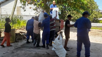 Peduli Lingkungan, Ditpolairud dan Warga Bersihkan Sungai Mentaya dari Sampah