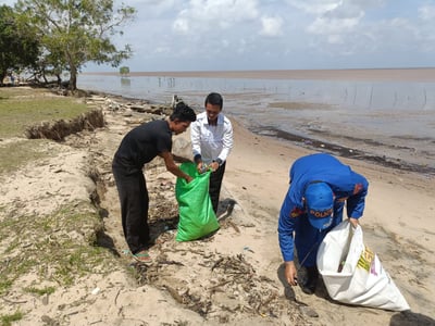 Wujudkan Lingkungan Bersih, Ditpolairud Bersihkan Sampah di Pantai Kempeng