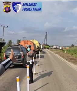 Di Bawah Hujan dan Terik, Petugas Satlantas Kotim Rela Begadang Atur Lalu Lintas Sei Lenggana, Pengendara: Salut dan Terima Kasih!