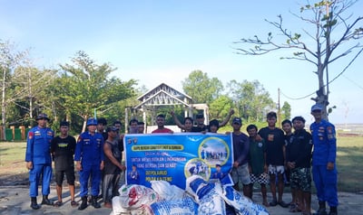 Ditpolairud dan Warga Kuala Jelai Gotong Royong Jaga Pantai