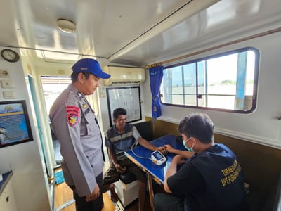 Klinik Terapung Ditpolairud Polda Kalteng Sapa Masyarakat Pesisir Kapuas