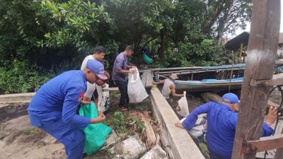 Ditpolairud Polda Kalteng dan Warga Bersihkan Sampah di Pantai Sei Kapitan