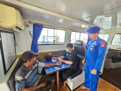 Ditpolairud Polda Kalteng Sulap Kapal Polisi Jadi Klinik Terapung di Sungai Kapuas
