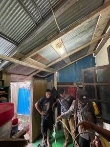 Pintu Terkunci, Istri Syok Temukan Suami Tewas Gantung Diri