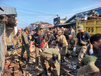 Satpol PP Bersihkan Sisa Lapak PKL Pasca Penertiban