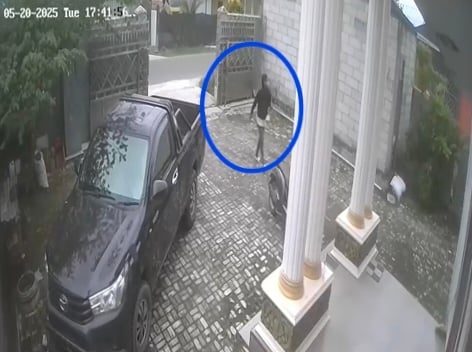 <p>Tampak pelaku pencurian sedang mengambil motor milik warga Jalan Kacapiring 1, Kelurahan Ketapang, Kecamatan MB Ketapang, Kabupaten Kotawaringin Timur (Kotim), Senin (19/5/2025). </p>