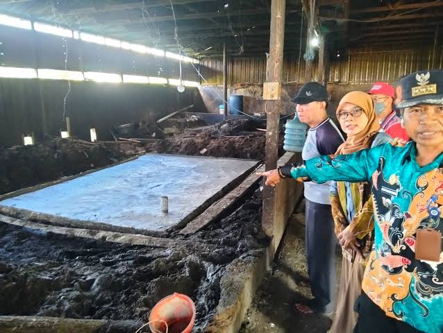 <p>Camat Baamang, Sufiansyah bersama tim saat mengecek rumah potong ayam yang dihentikan sementara, pada Jumat (16/5/2025) lalu. </p>