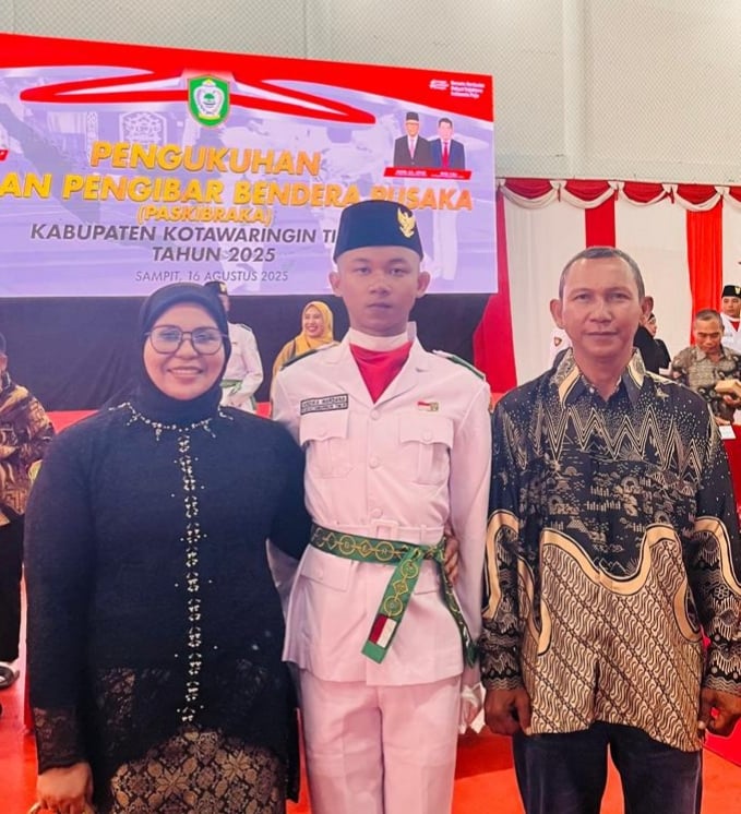 <p>Muhammad Ali dan istrinya berfoto bersama anaknya yang menjadi anggota Paskibraka Kotim, Sabtu (16/8/2025). (Foto: Apri) </p>
