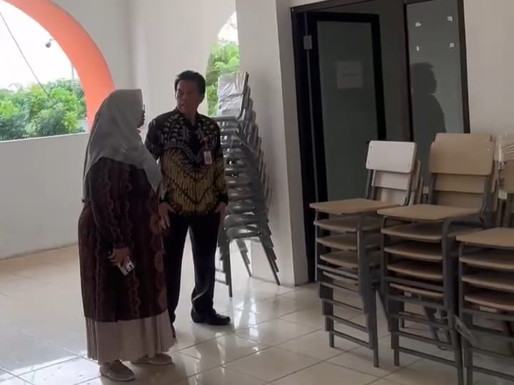 <p>Tangkapan layar Wakil Bupati Kotim Irawati meninjau perbaikan Sekolah Rakyat. (Foto: Ist) </p>
