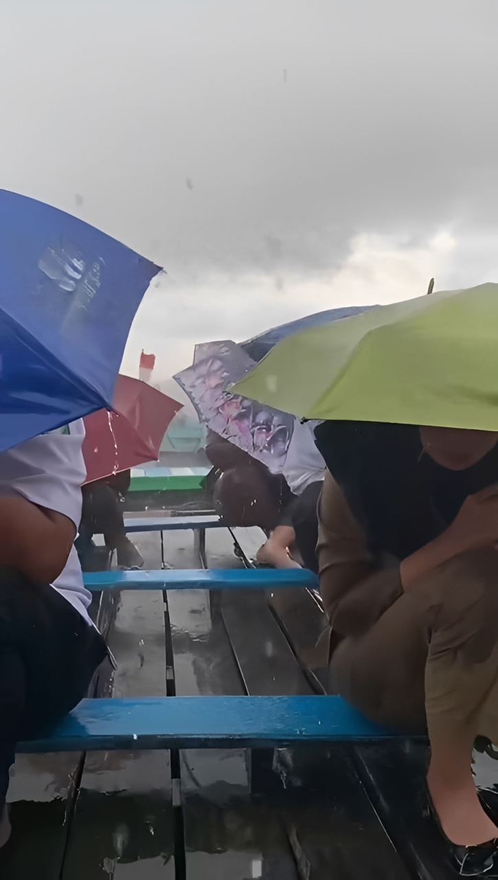 <p>Nampak perjuangan para guru SDN 6 Mentaya Sebrang, Kecamatan Seranau saat menempuh perjalanan menyeberangi Sungai Mentaya, beberapa waktu lalu. (Foto: Tangkap layar) </p>
