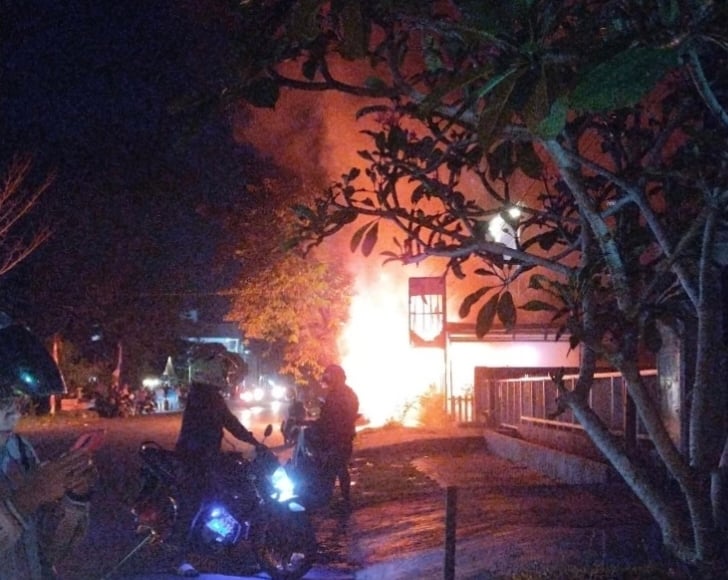 <p>Kobaran api saat melahap warung sembako di Jalan Suprapto, Kota Sampit. </p>