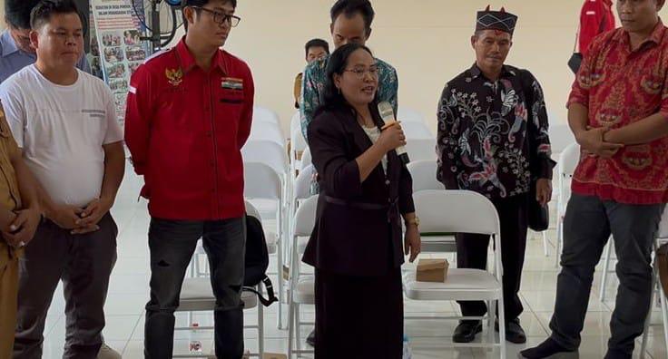 <p>Pendeta Mirawati saat memberikan pernyataan dalam audiensi yang digelar di Kantor Kecamatan MHU, Kabupaten Kotim, Selasa (27/7/2025). (Foto: Ist) </p>