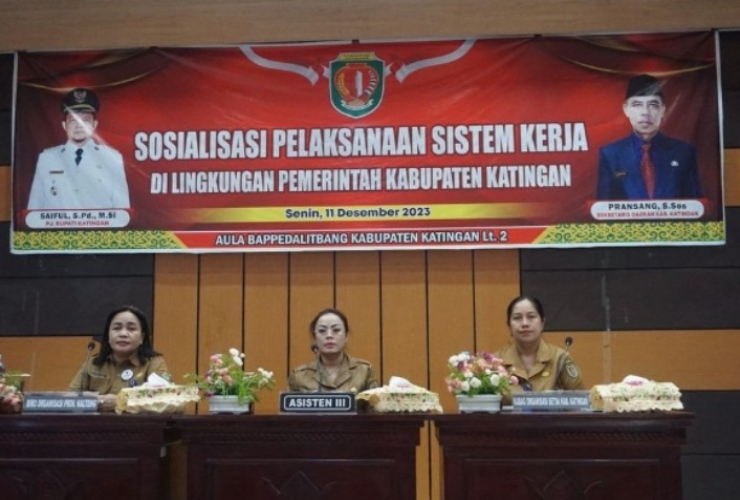 <p>Asisten Administrası Umum Setda Kabupaten Katingan Evie Silvia Baboe, ST membuka Kegiatan Sosialisasi Pelaksanaan Sistem Kerja di Lingkungan Pemerintah Kabupaten Katingan secara luring dan daring. Kegiatan tersebut dilaksanakan di Aula Lt. 2 Bappedalitbang Kabupaten Katingan, Senin (11/12)</p>