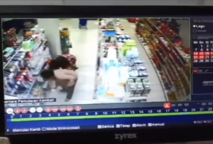 <p>Tangkapan rekaman kamera CCTV keamanan yang memperlihatkan dua orang wanita mencuri</p>