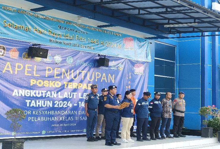 <p>Kepala Kantor KSOP Kelas III Sampit, Muhammad Hermawan saat menyampaikan sambutan pada acara apel penutup posko terpadu angkutan laut lebaran 2024, di Halaman Kantor KSOP Kelas III Sampit, Jumat (26/4).</p>
