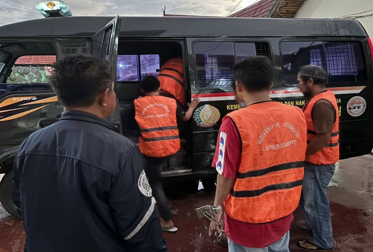 <p>6 Narapidana Lapas Sampit Dipindahkan ke Lapas Narkotika Kasongan untuk Kurangi Over Kapasitas</p>