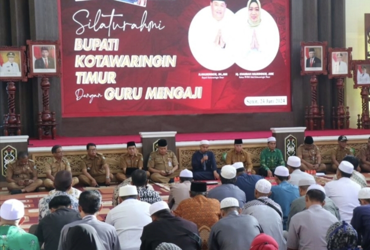 <p>Bupati Kotim, Halikinnor saat melaksanakan silahturahmi bersama guru-guru mengaji, di Aula Rujab Bupati, Senin (24/6).</p>