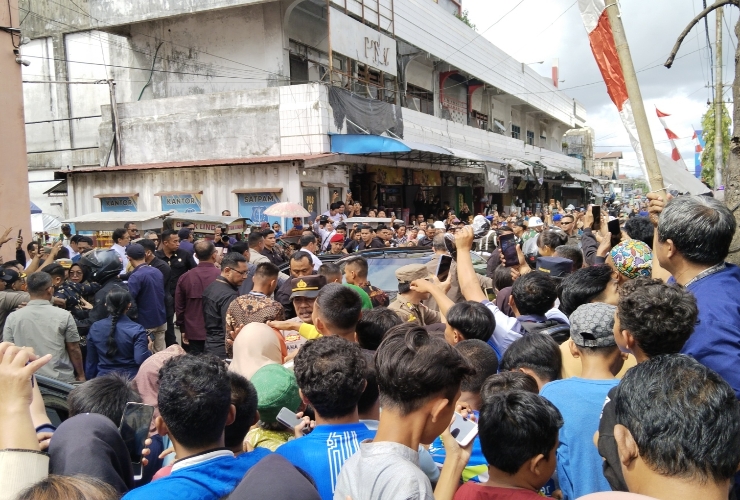 <p>Ribuan masyarakat Sampit memadati kunjungan kerja Presiden Republik Indonesia Joko Widodo di PPM Sampit, Rabu, (26/6).</p>
