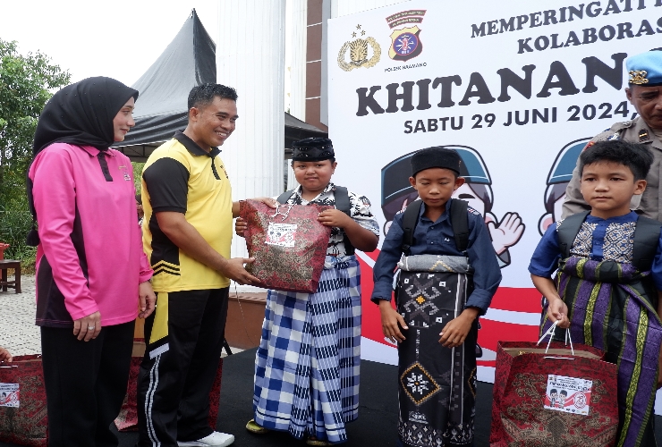 <p>Kapolres Kotim AKBP Sampai saat menyerahkan bingkisan kepada peserta sunatan massal di Polsek Baamang, Sabtu (29/6).</p>