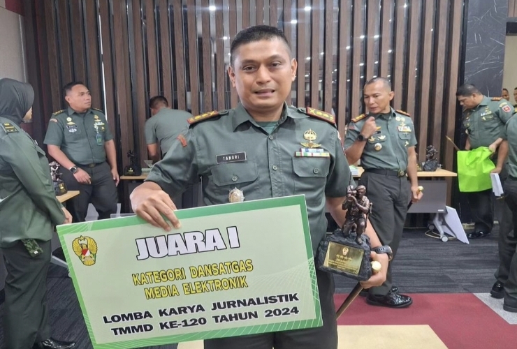 <p>Dandim 1015 Sampit saat mendapatkan Juara pertama lomba karya Jurnalistik TMMD kategori media elektronik nasional. </p>
