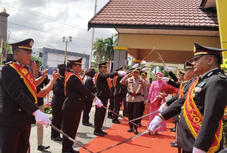 <p>Prosesi pedang pora dibentangkan perwira Polres Kotim saat mengiringi perpisahan AKBP Sarpani, Kamis (18/7).</p>
