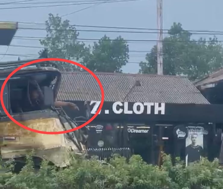 <p>Tampak supir truk pengangkut rotan sedang minta tolong saat terjepit di kabin truk usai kecelakaan, Rabu (25/6/2025). </p>