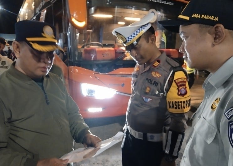 <p>Kasat Lantas Polres Kotim, AKP Haryanto saat mengecek arus mudik di terminal pati rumbi beberapa waktu lalu. (Foto Dok : Ist)</p>
