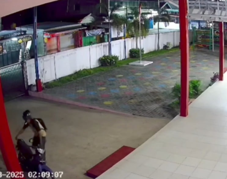 <p>Terlihat seorang pencuri motor sedang mengambil motor Guru di TK Bhayangkara, Kota Sampit pada Selasa (5/8/2025). (Foto: Ist) </p>