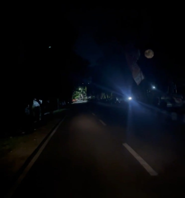 <p>Kondisi Lampu di Jalan HM Arsyad yang mati dan gelap gulita pada Minggu (03/8/2025) malam. (Foto: warga) </p>
